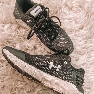 Size 6.5 Under Armor black running shoes